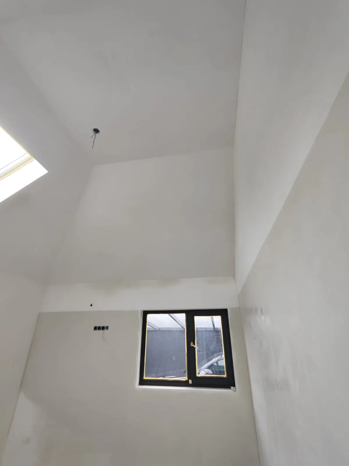 Strak gestucte, opgeleverde kamer
