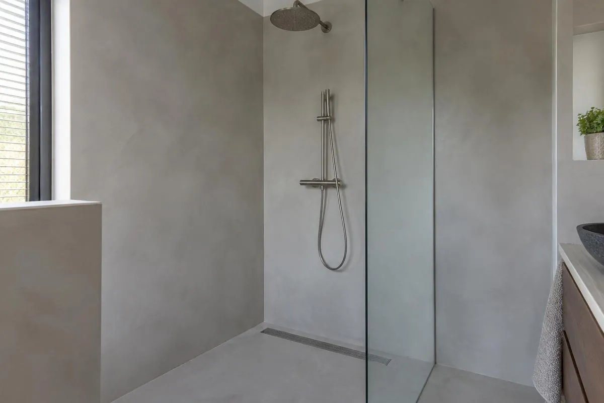 Douchezone afgewerkt in beton ciré
