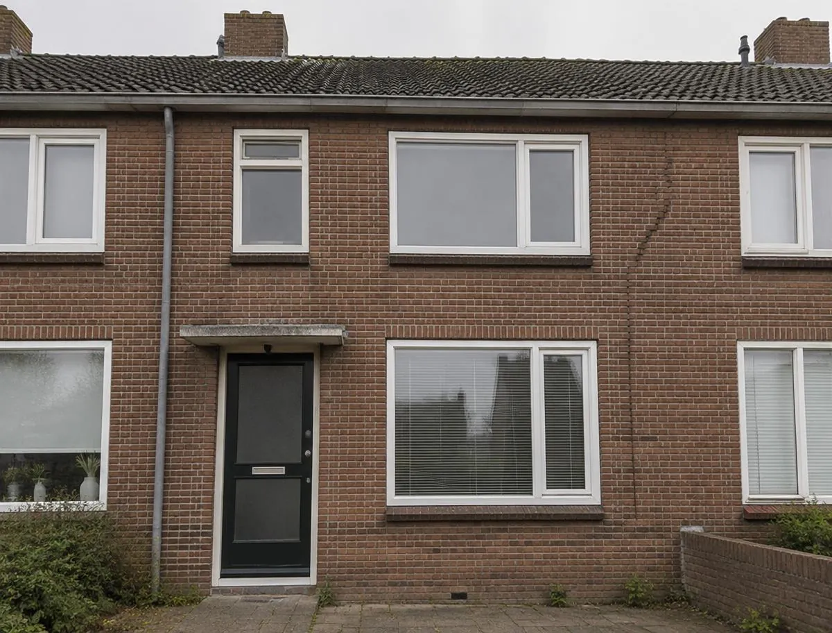 Oude bakstenen gevel met scheuren