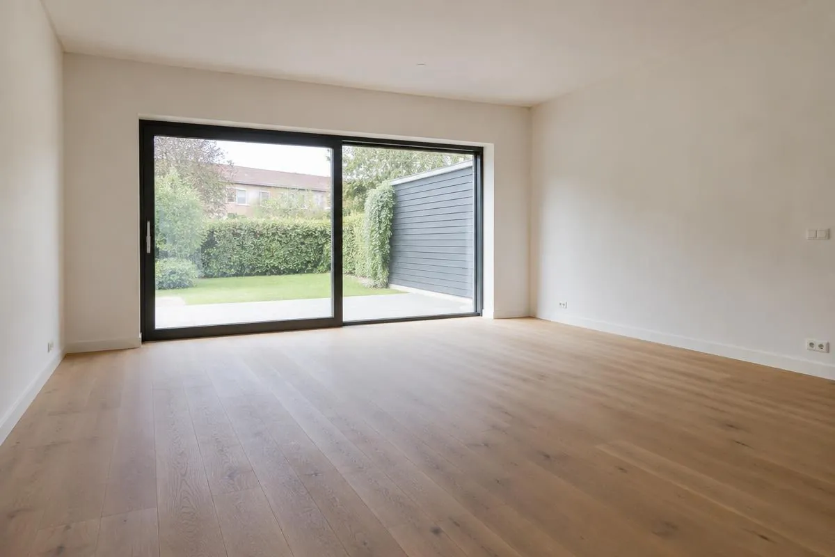 Woonkamer met behangklaar gestucte wanden