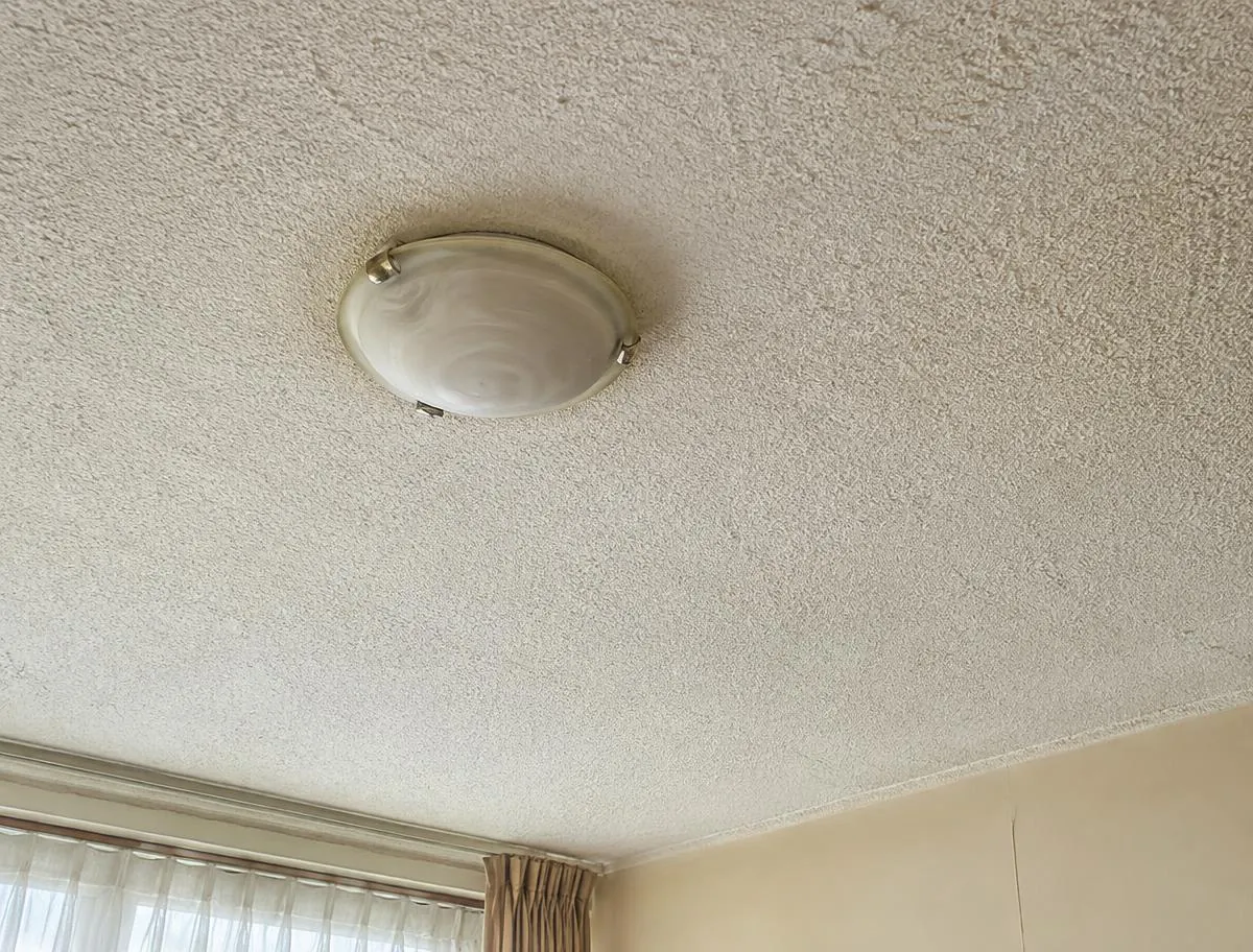 Plafond met oude spuitstructuur