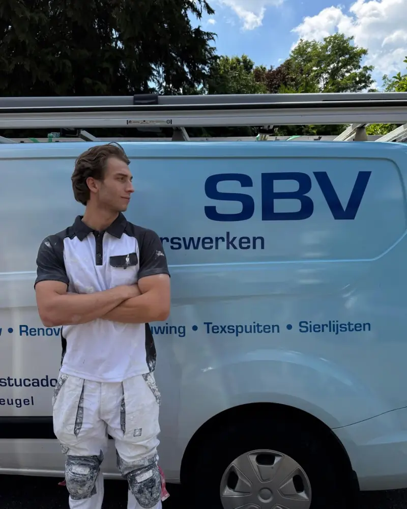 Ruben Visser van SBV Stucadoorsbedrijf bij de bedrijfsbus
