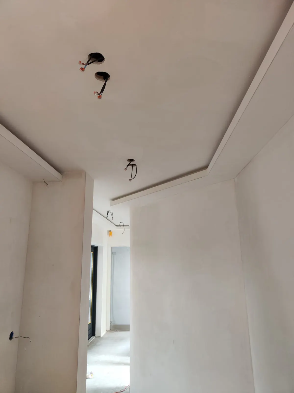 Plafondkoof met verlichting en strak stucwerk