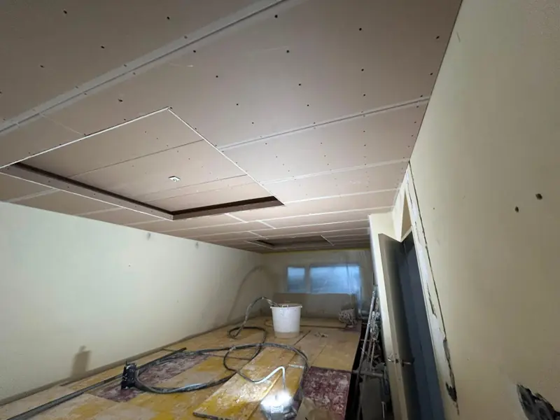 Plafond van gipsplaten in opbouw, klaar voor stucwerk