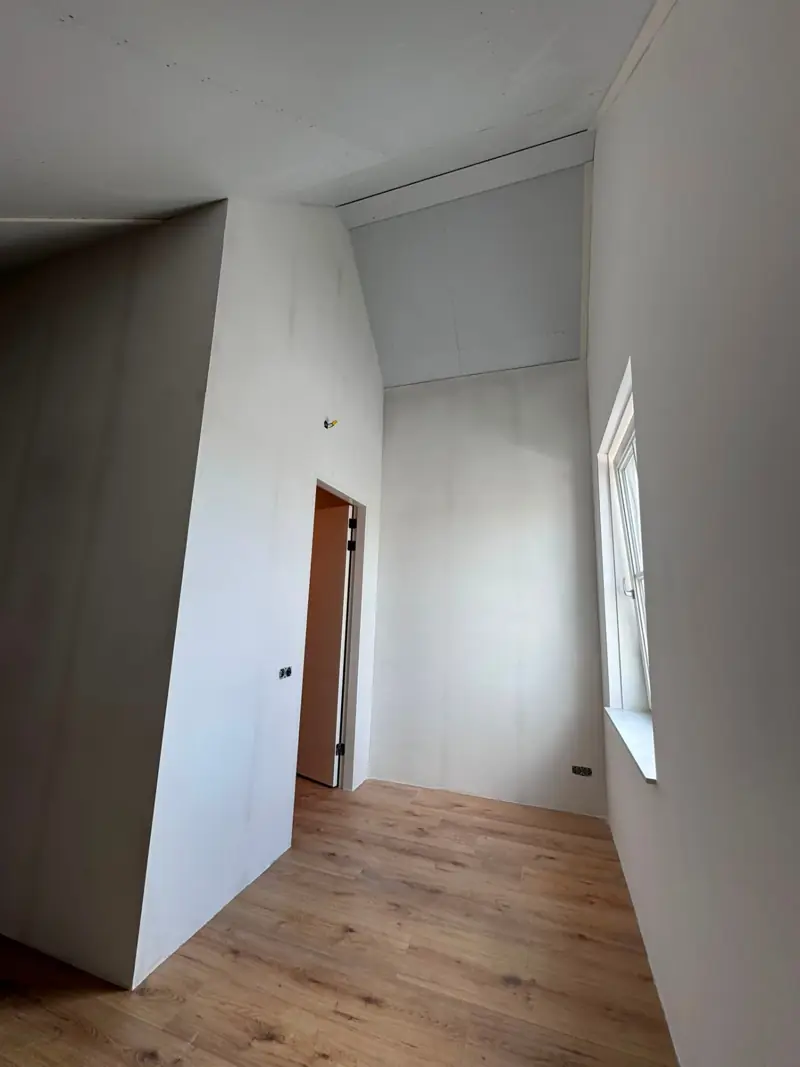 Strak gestucte wanden in een nieuwbouwwoning