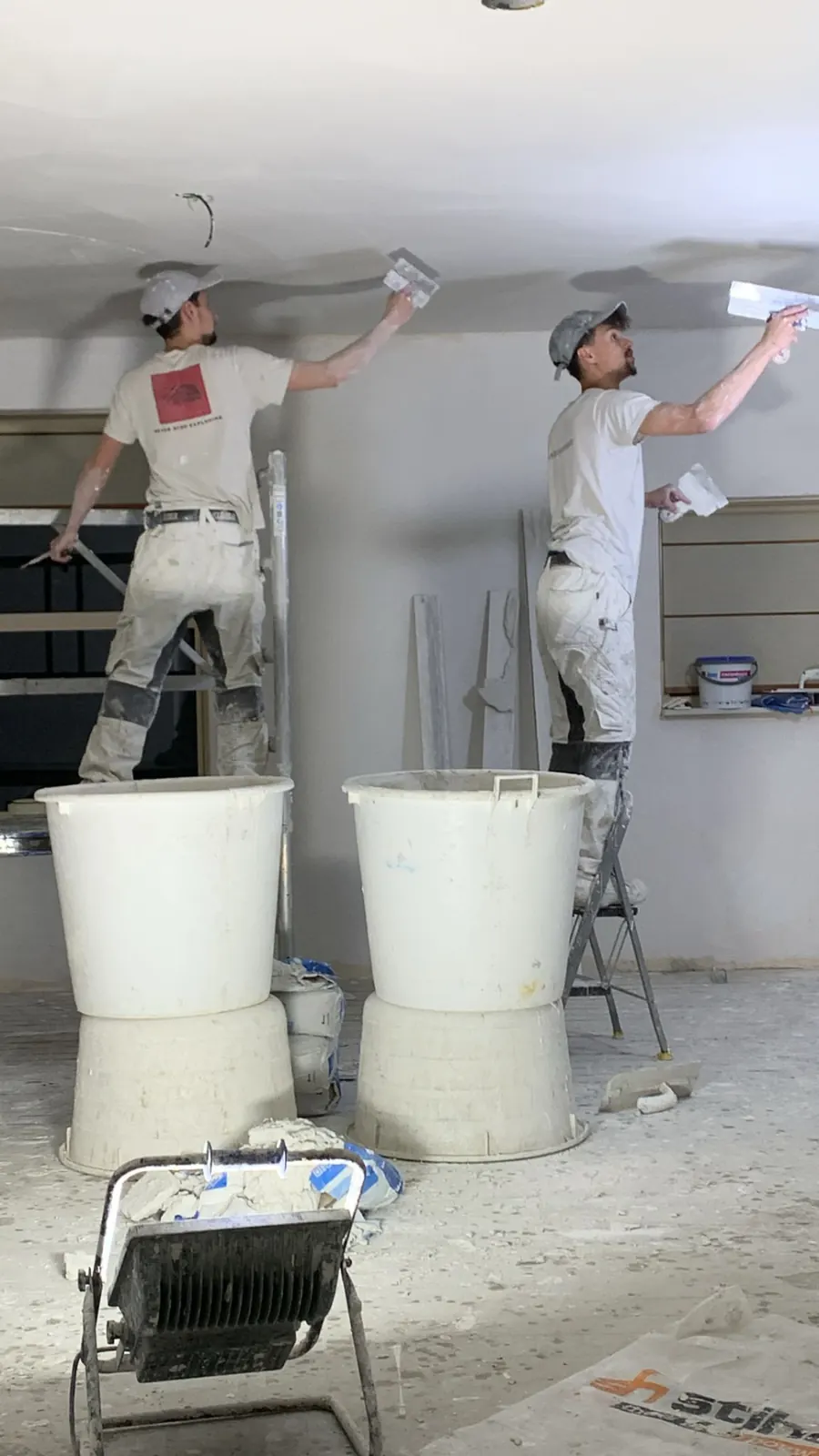 Stukadoors werken een plafond af