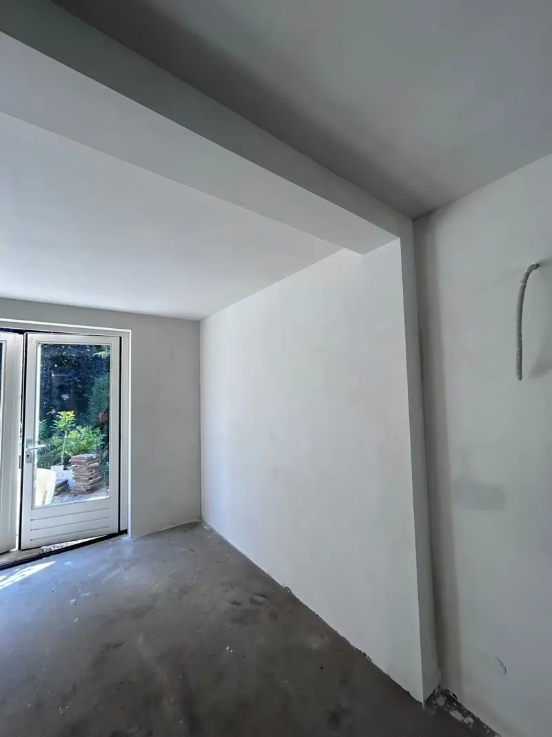 Uitbouw met wanden en plafond sausklaar gestuct