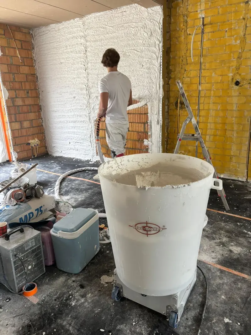 Renovatie van een woonkamer, wanden worden gestuct